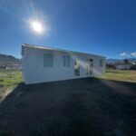 Comparativa visual Casa Prefabricada vs Mobil Home en terreno rústico