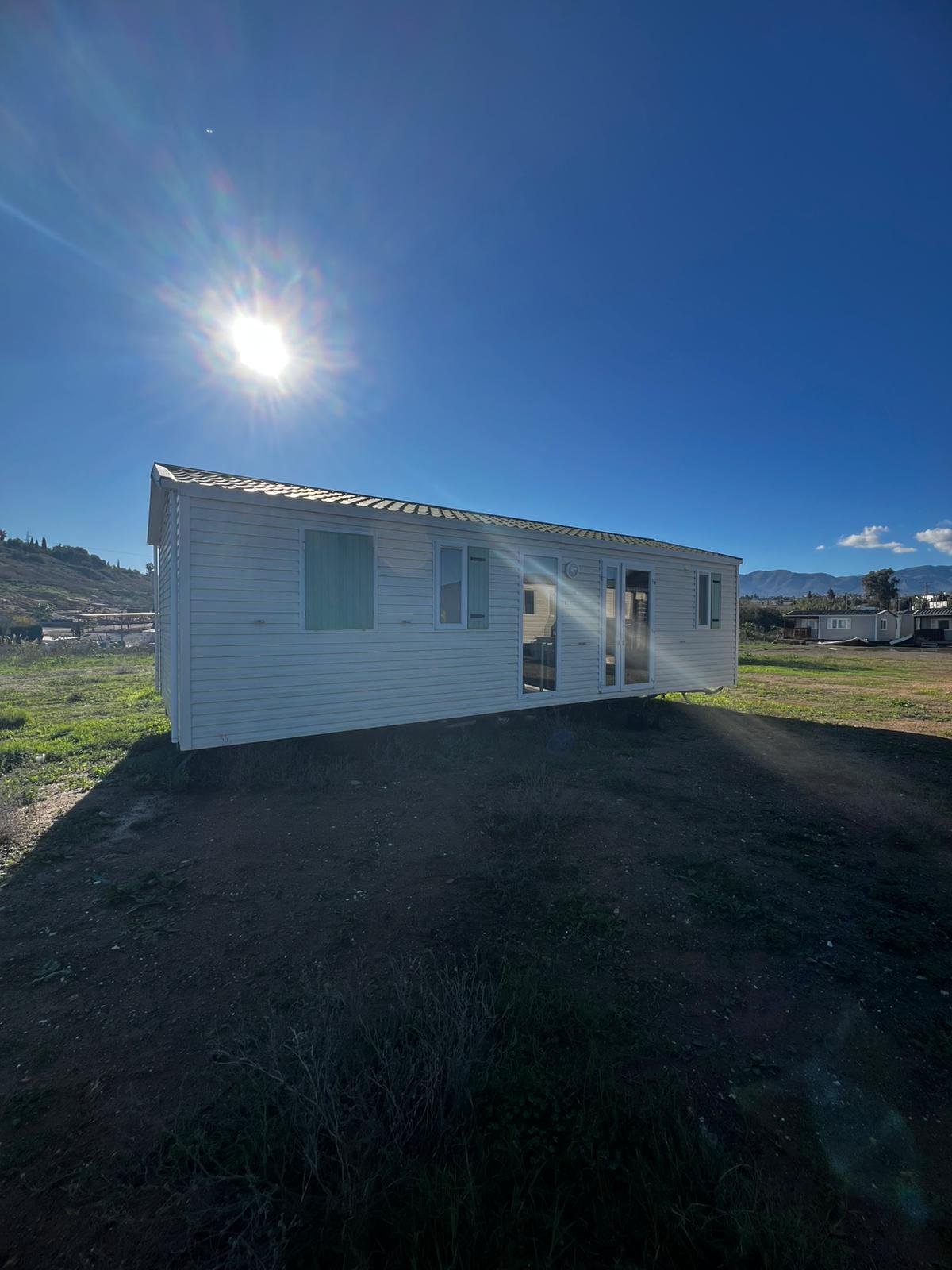 Comparativa visual Casa Prefabricada vs Mobil Home en terreno rústico