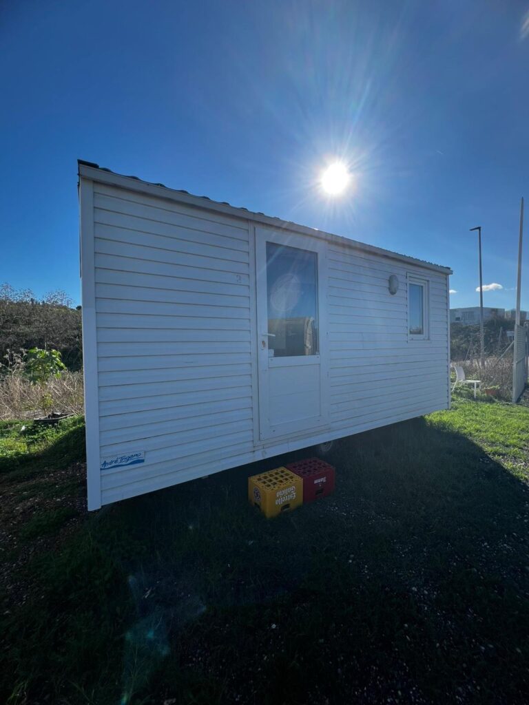 Limpieza de tejado como parte del Mantenimiento de Casas Móviles