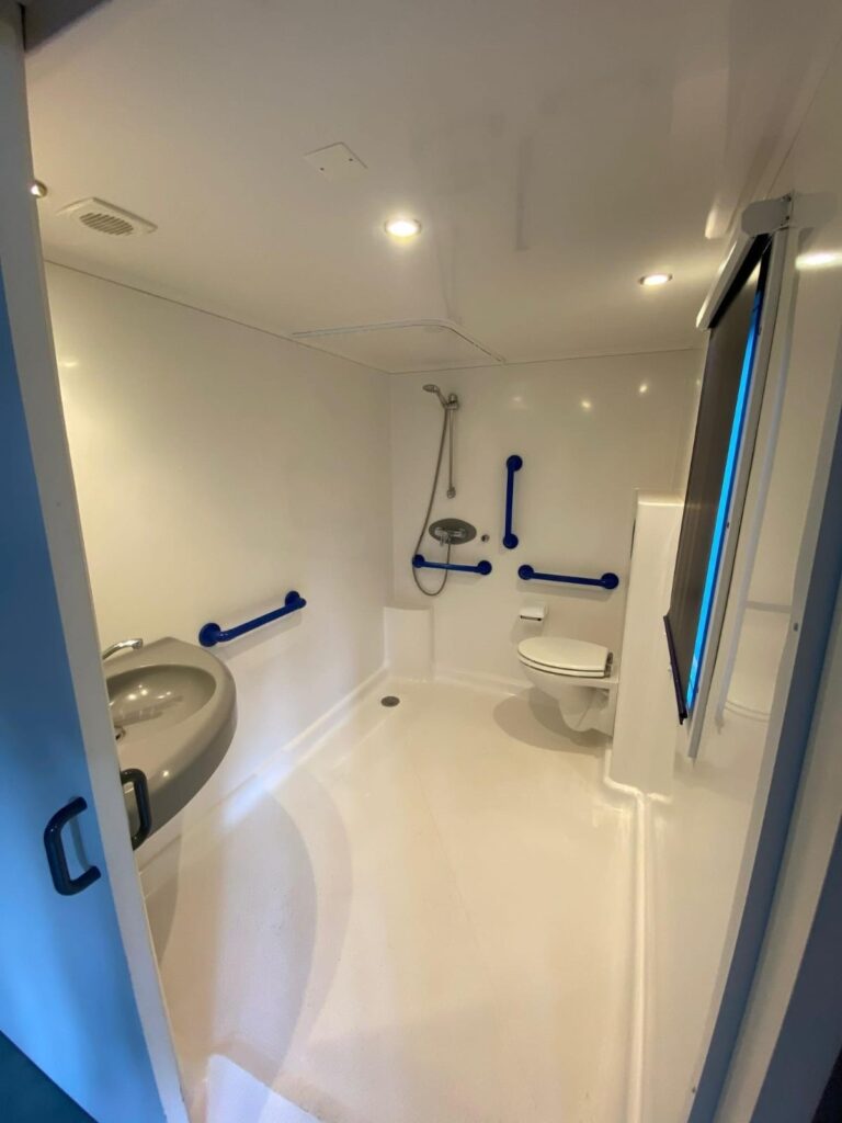 Interior moderno y luminoso tras reformar mobil home de ocasión.