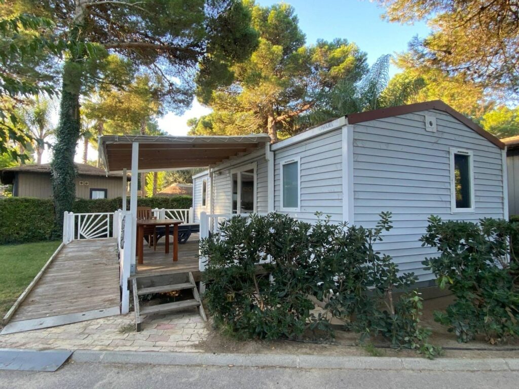 Exterior soleado de una mobil home de ocasión en Málaga