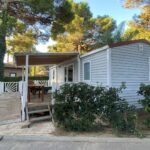 Exterior soleado de una mobil home de ocasión en Málaga