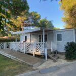Familia feliz al vivir en mobil home de ocasión todo el año