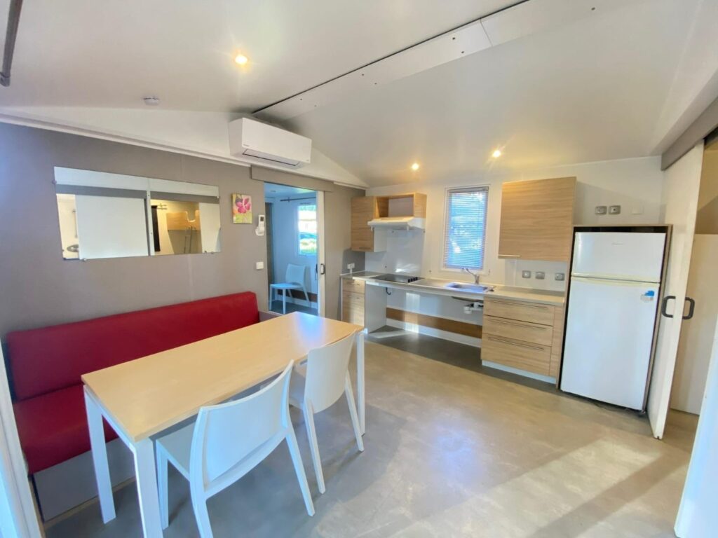 Interior cómodo y adaptado en una mobil home con mascotas