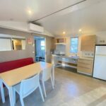 Interior cómodo y adaptado en una mobil home con mascotas