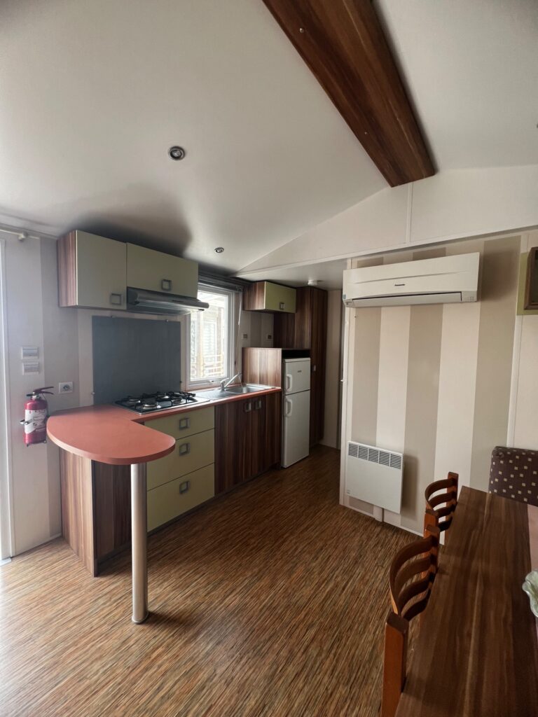 Familia disfrutando de su mobil home de ocasión de 3 habitaciones